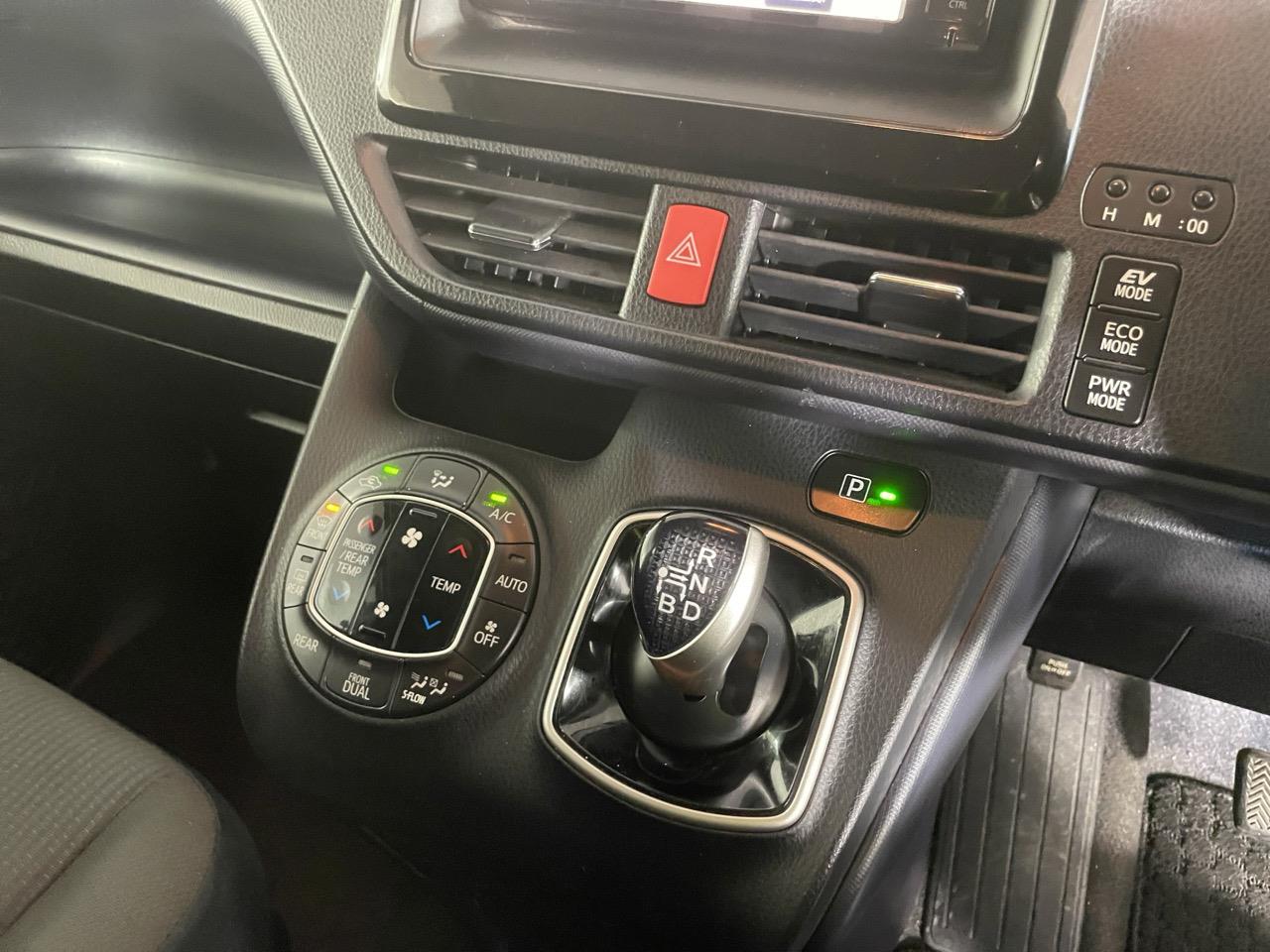 2014 Toyota Noah Hybrid G People Mover REVERSING CAMERA + SMART KEY + POWER SLIDING DOOR