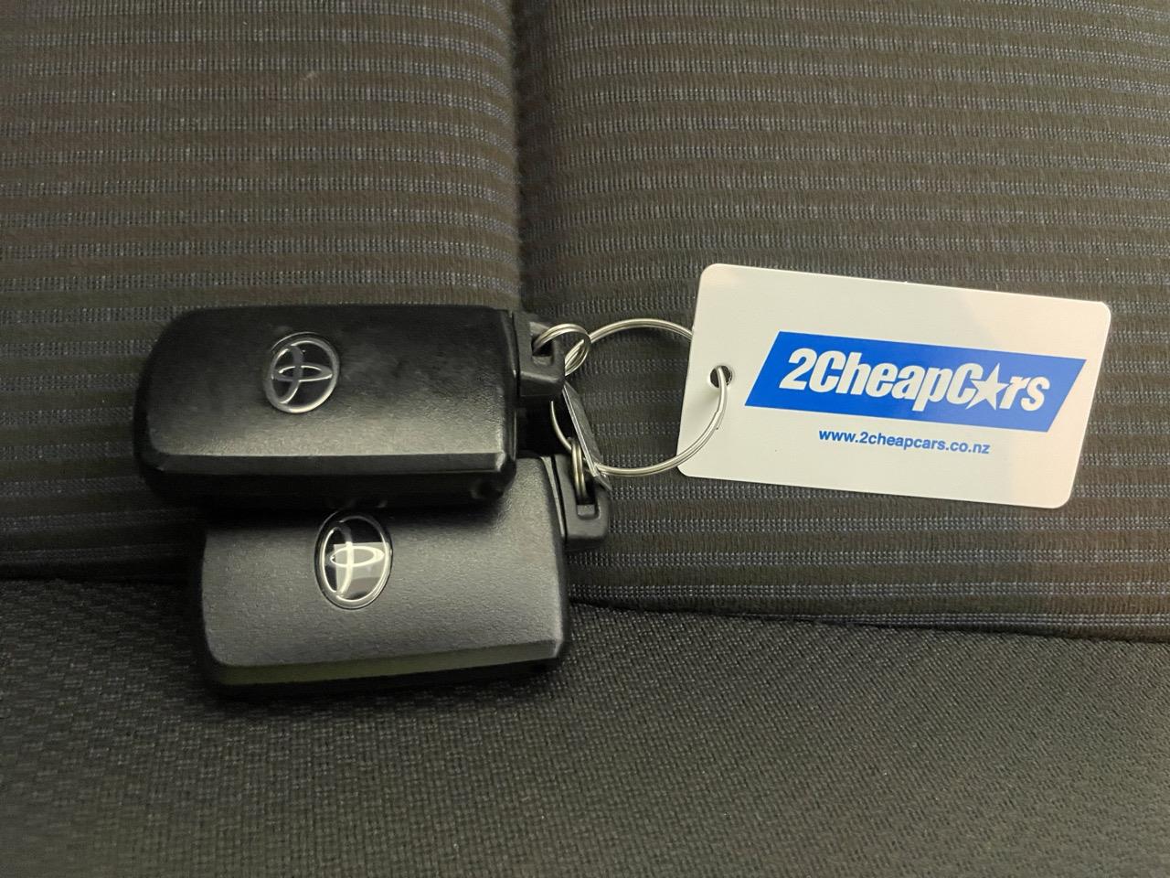 2014 Toyota Noah Hybrid G People Mover REVERSING CAMERA + SMART KEY + POWER SLIDING DOOR