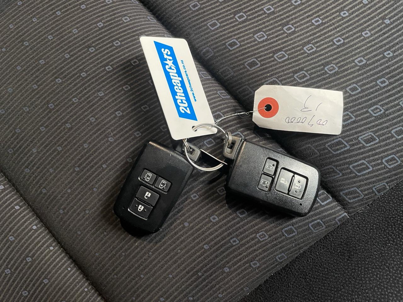 2014 Toyota Noah Hybrid G People Mover HEATED SEATS + REVERSING CAMERA + SMART KEY