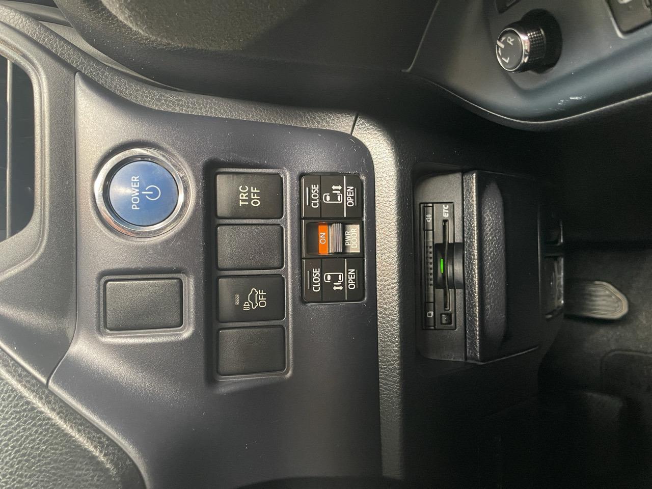 2014 Toyota Noah Hybrid G People Mover HEATED SEATS + REVERSING CAMERA + SMART KEY