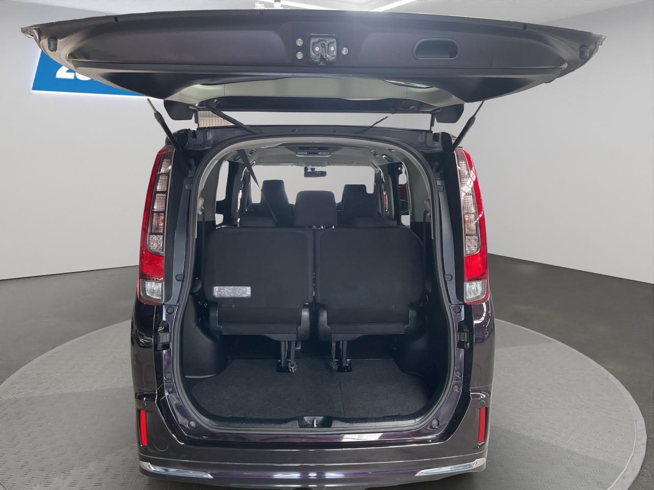 2014 Toyota Noah Hybrid G People Mover HEATED SEATS + REVERSING CAMERA + SMART KEY