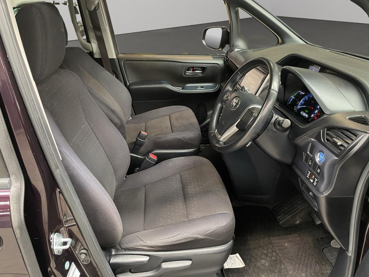 2014 Toyota Noah Hybrid G People Mover HEATED SEATS + REVERSING CAMERA + SMART KEY