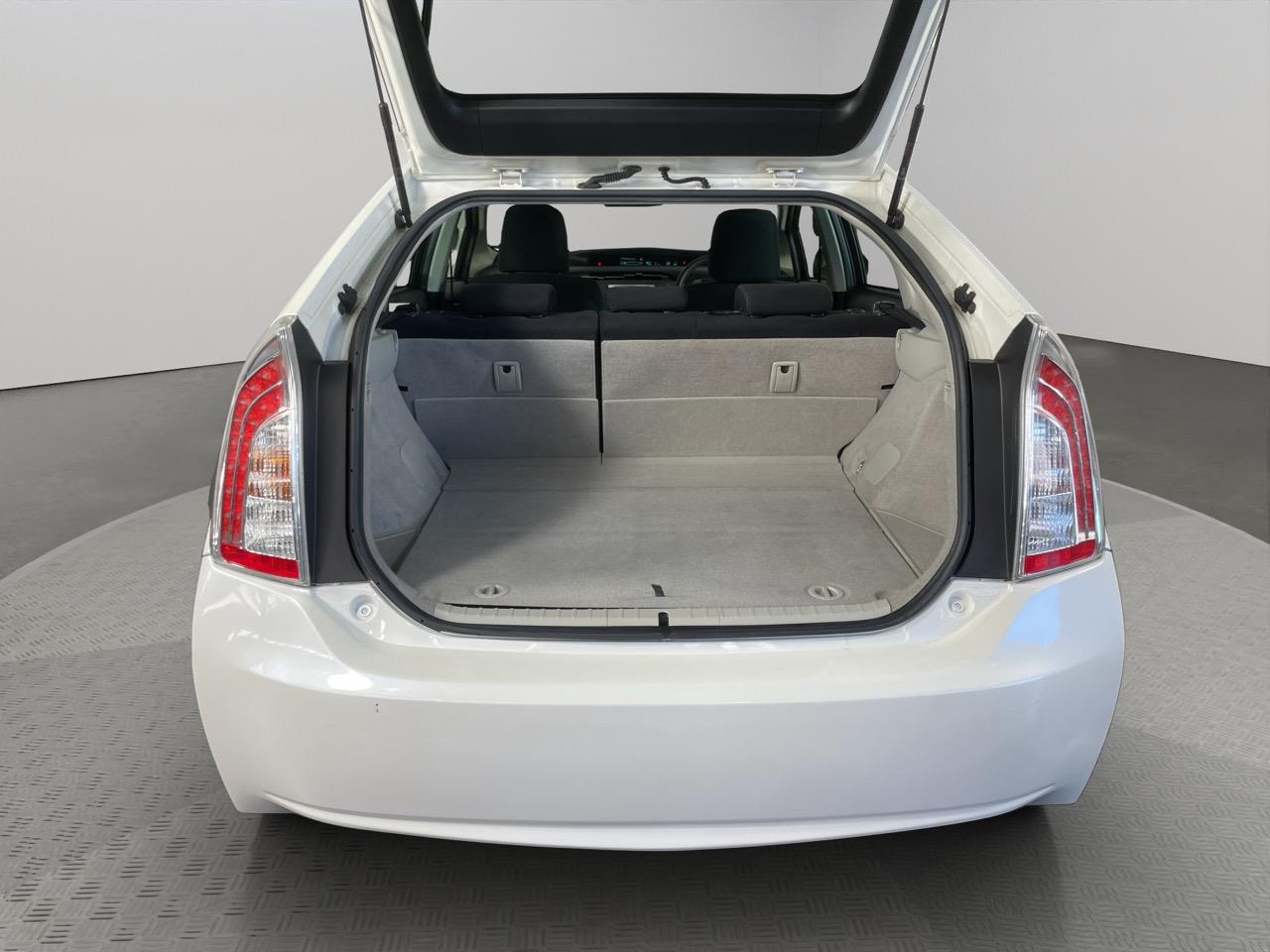 2014 Toyota Prius S Hatchback AUTO LIGHTS + PUSH START