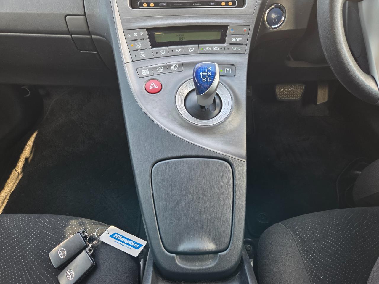 2014 Toyota Prius Hybrid Sedan SMART KEY + REVERSING CAMERA