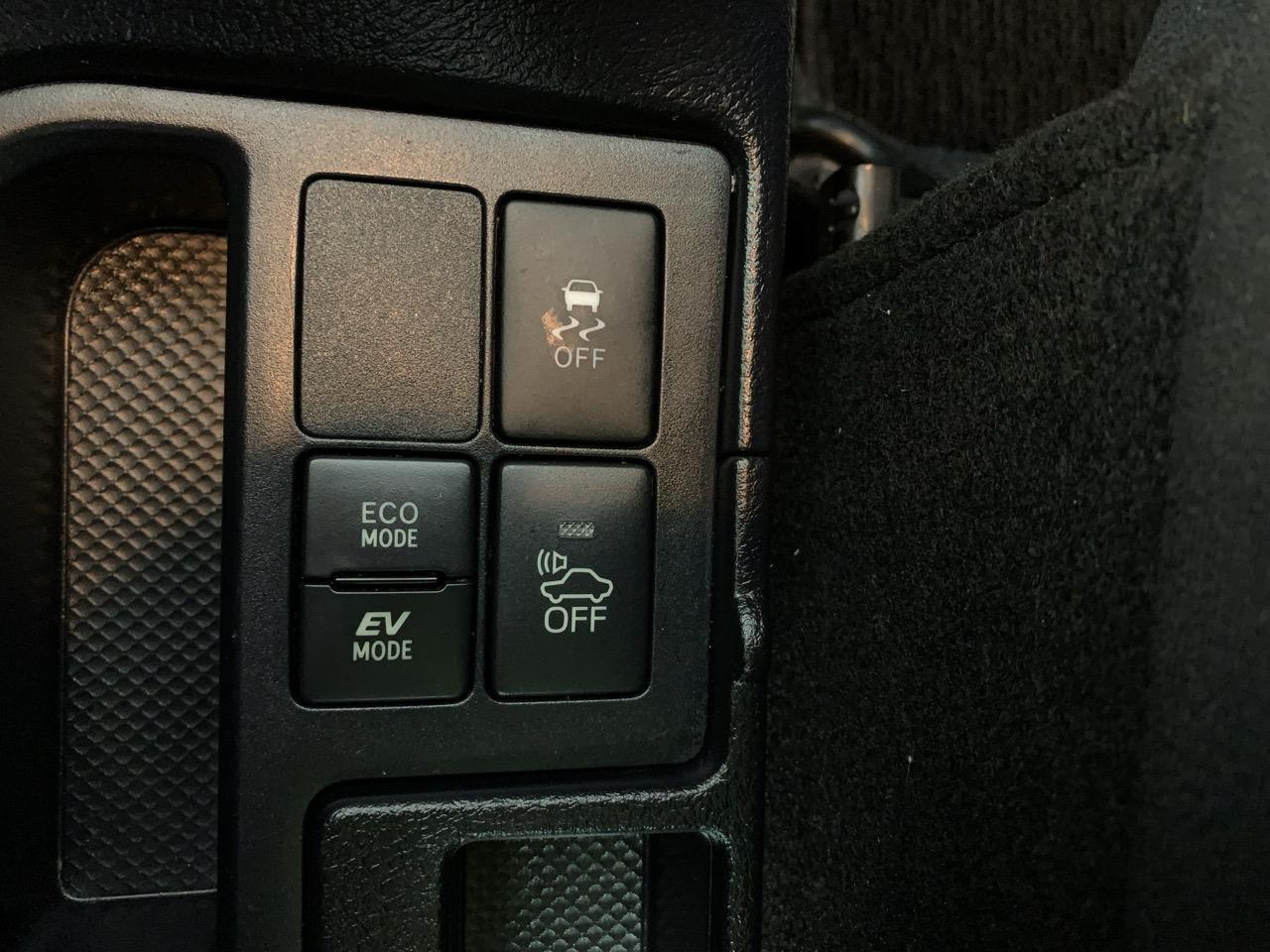 2017 Toyota Vitz Yaris Hybrid F Hatchback SMART KEY + REVERSING CAMERA + AUTO LIGHTS