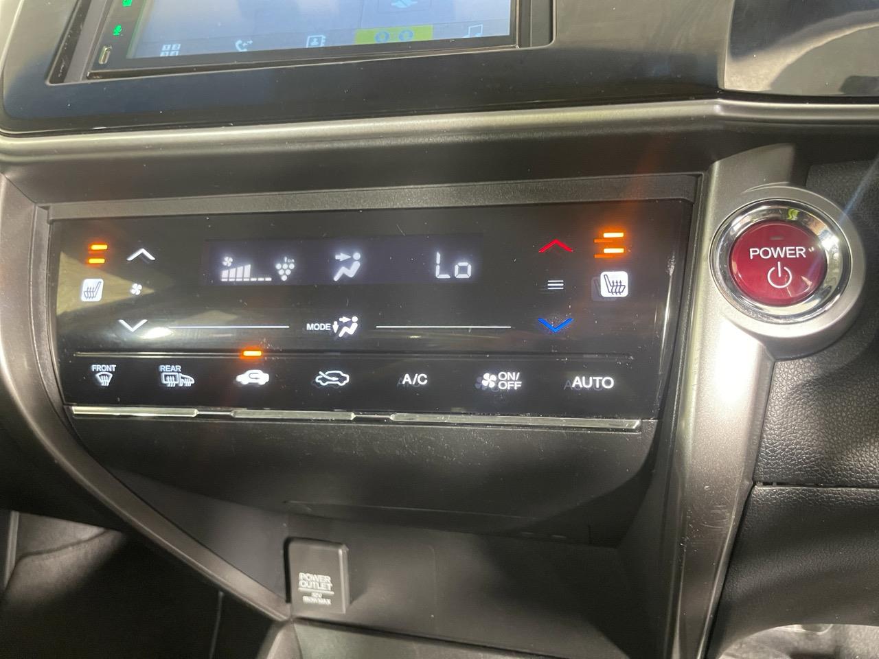 2015 Honda GRACE Hybrid Saloon REVERSING CAMERA + AUTO LIGHTS + PUSH START