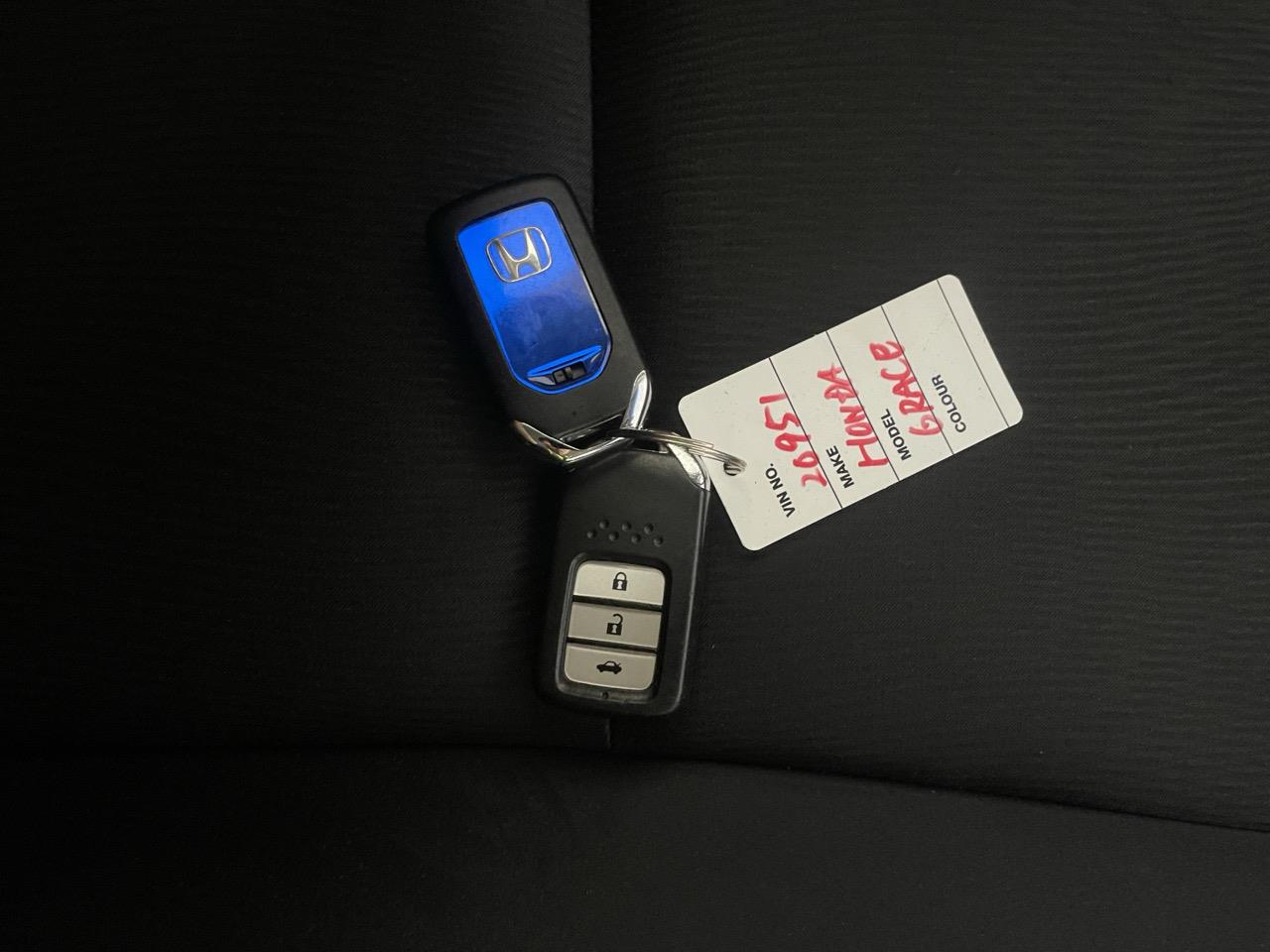 2015 Honda GRACE Hybrid Saloon REVERSING CAMERA + AUTO LIGHTS + PUSH START