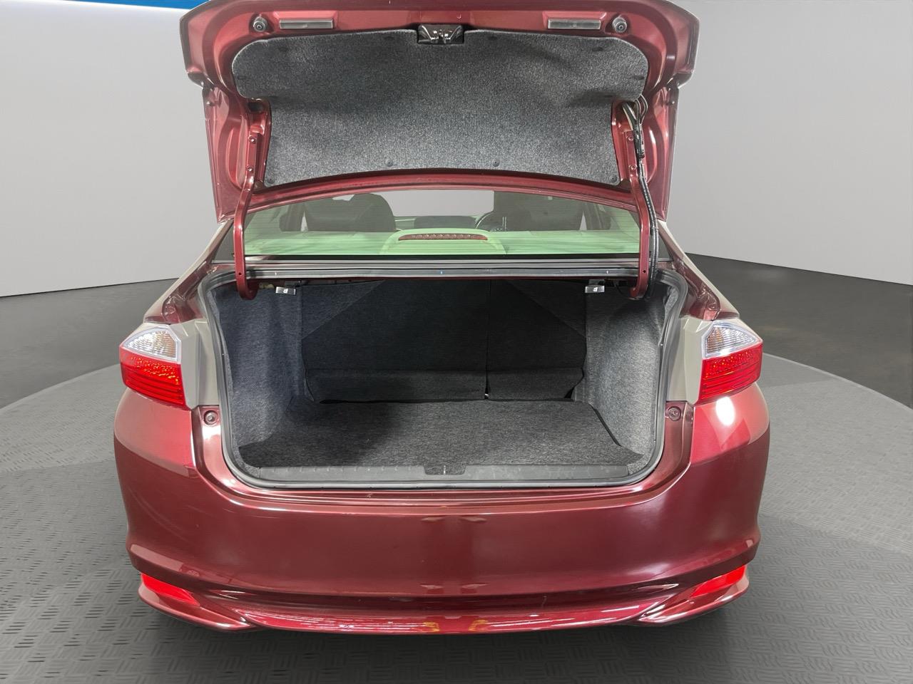 2015 Honda GRACE Hybrid Saloon REVERSING CAMERA + AUTO LIGHTS + PUSH START