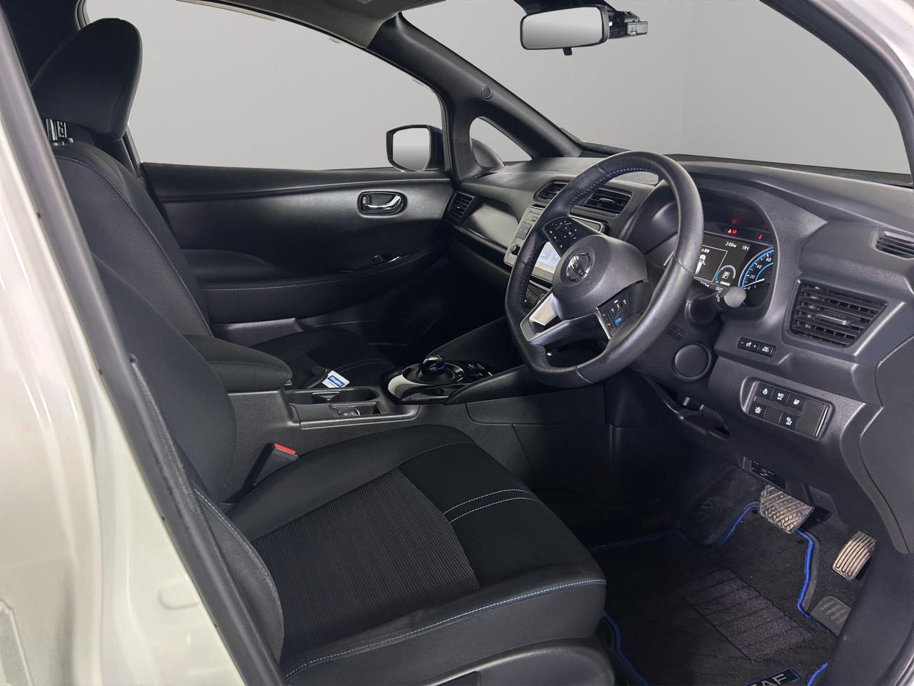 2018 Nissan Leaf 40S Late Model Hatchback REVESING CAMEIA + PUSH START + HEATED SEATS