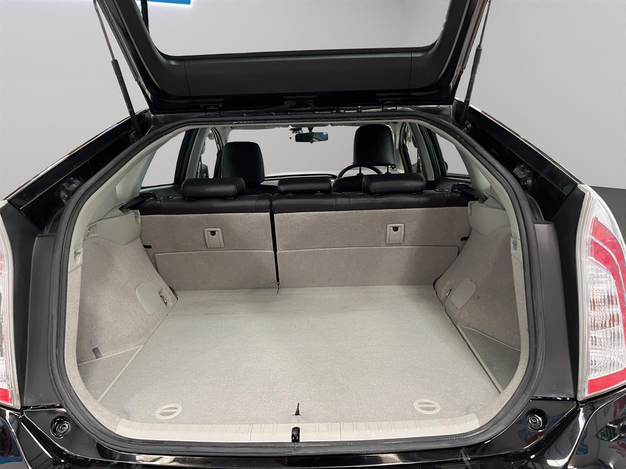 2013 Toyota Prius S Hatchback REVERSING CAMERA + AUTO LIGHTS + SMART KEY