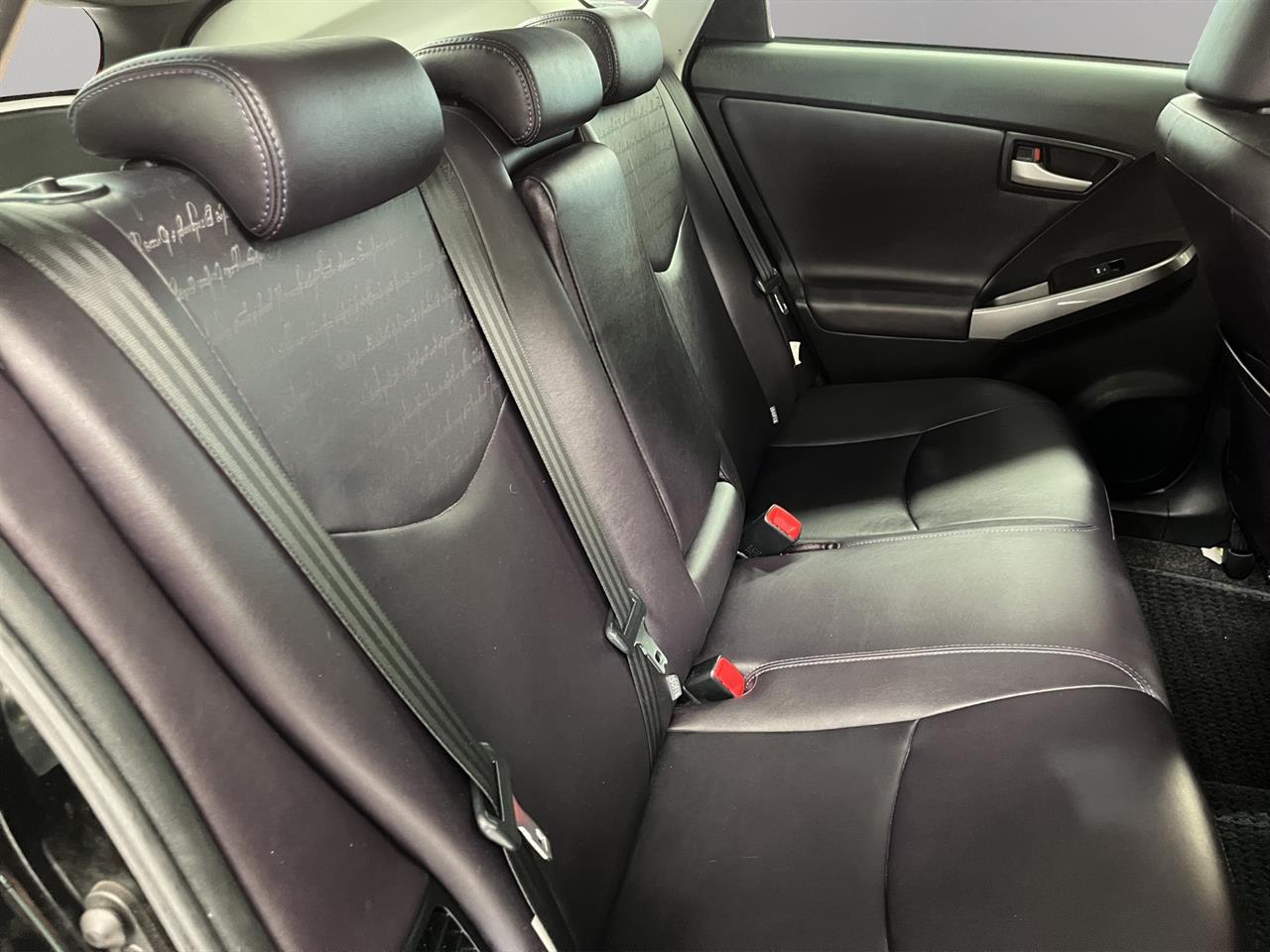 2013 Toyota Prius S Hatchback REVERSING CAMERA + AUTO LIGHTS + SMART KEY