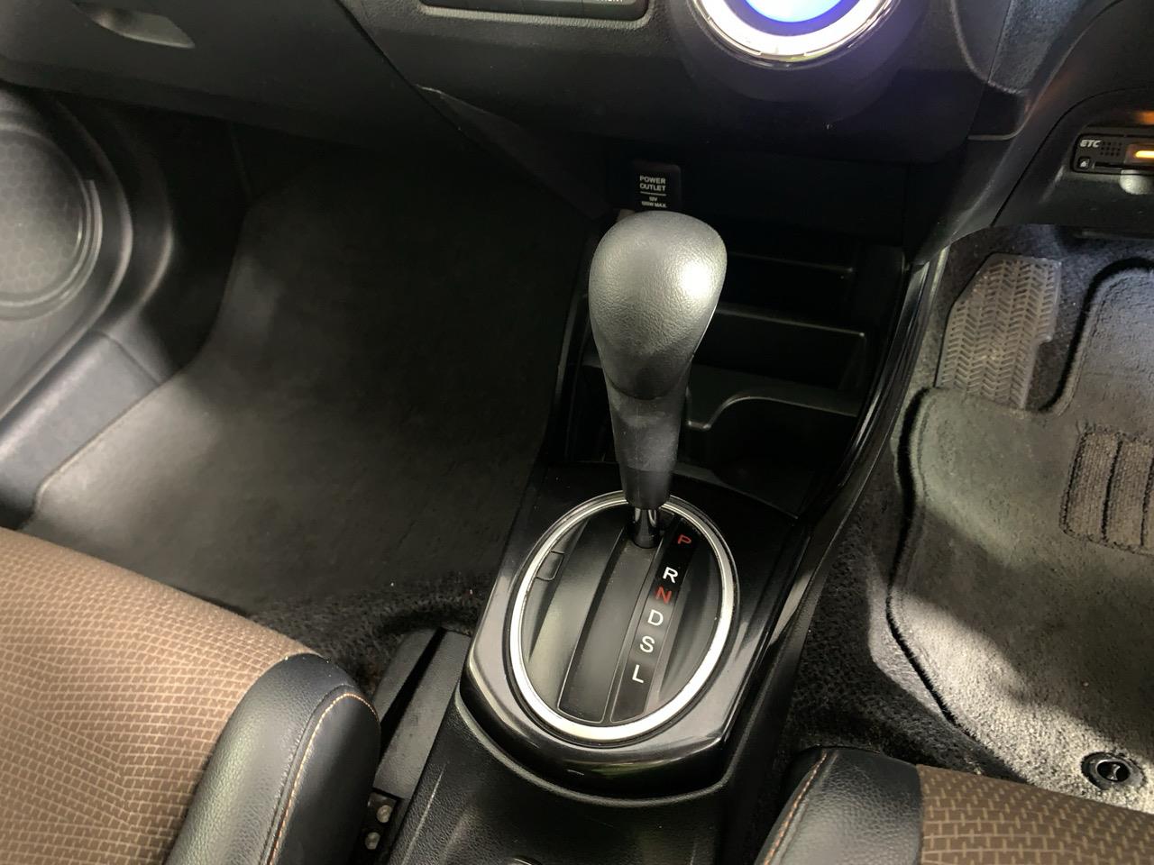 2012 Honda Fit Jazz Shuttle Hybrid Station Wagon CRUISE CONTROL + REVERSING CAMERA