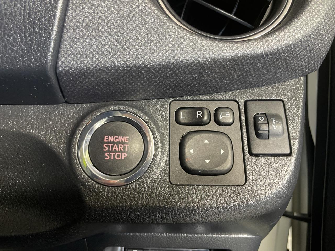 2015 Toyota Vitz Yaris F Hatchback LOW KMS + REVERSING CAMERA + HEATED SEAT