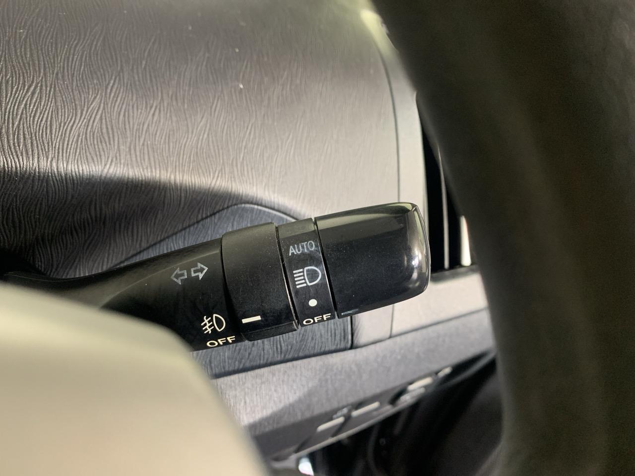 2012 Toyota Prius S Hatchback REVERSING CAMERA + PUSH BUTTON START + AUTO LIGHTS