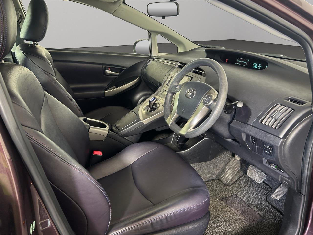 2013 Toyota Prius S Hatchback REVERSING CAMERA + SMART KEY + AUTO LIGHTS