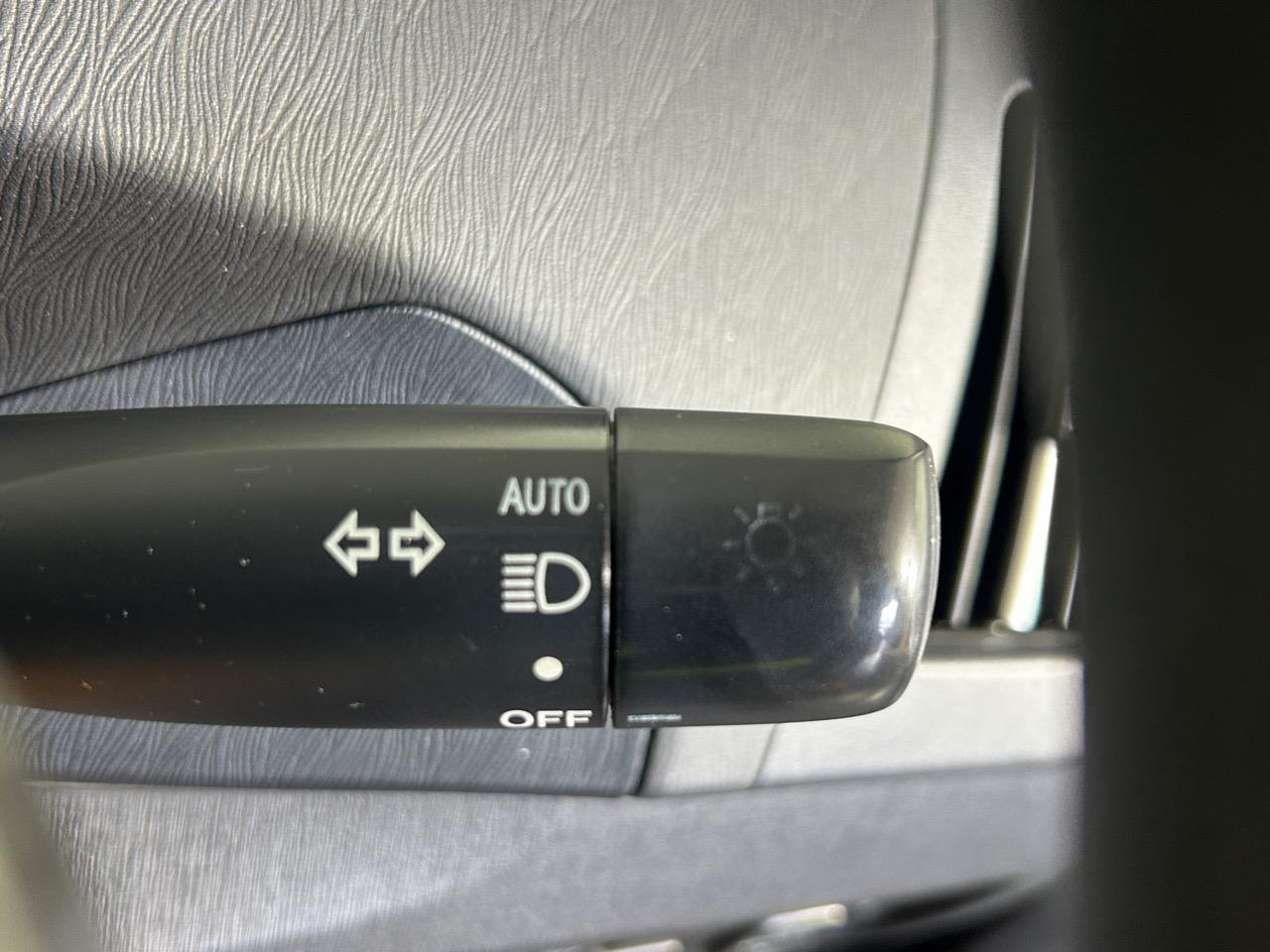 2013 Toyota Prius S Hatchback REVERSING CAMERA + SMART KEY + AUTO LIGHTS