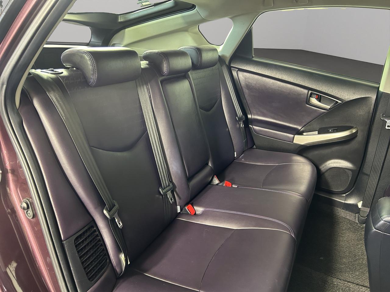 2013 Toyota Prius S Hatchback REVERSING CAMERA + SMART KEY + AUTO LIGHTS