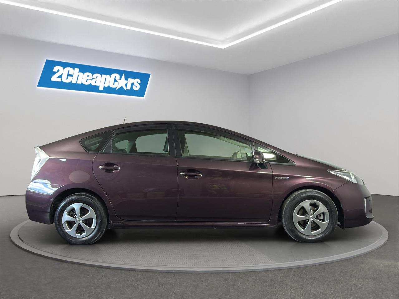 2013 Toyota Prius S Hatchback REVERSING CAMERA + SMART KEY + AUTO LIGHTS