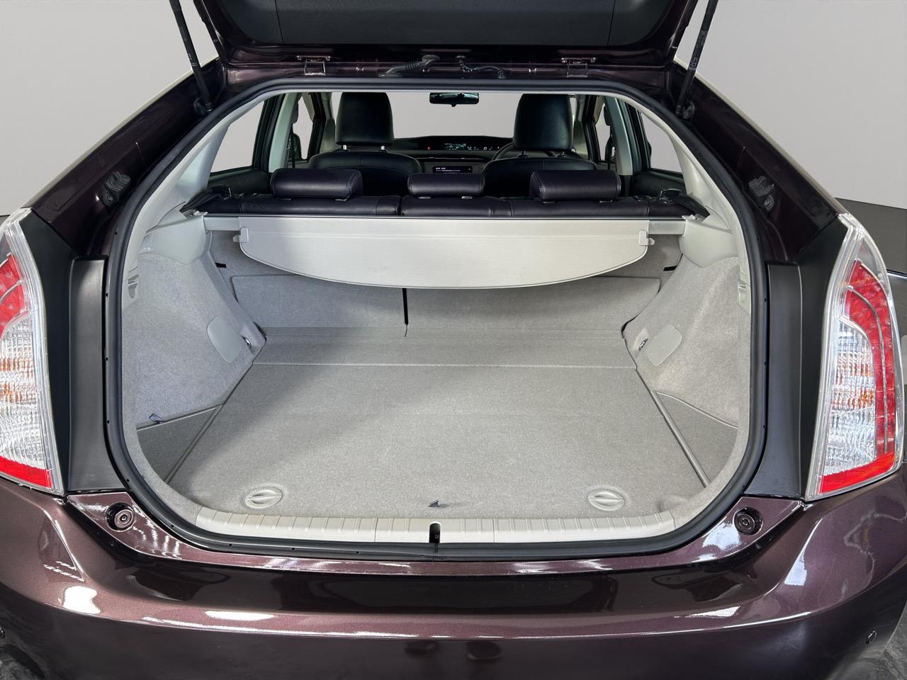 2013 Toyota Prius S Hatchback REVERSING CAMERA + SMART KEY + AUTO LIGHTS