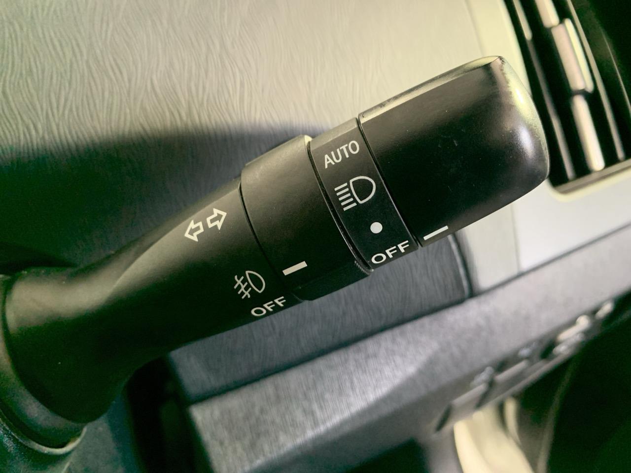 2012 Toyota Prius S Hatchback REVERSING CAMERA + PUSH BUTTON START + AUTO LIGHTS