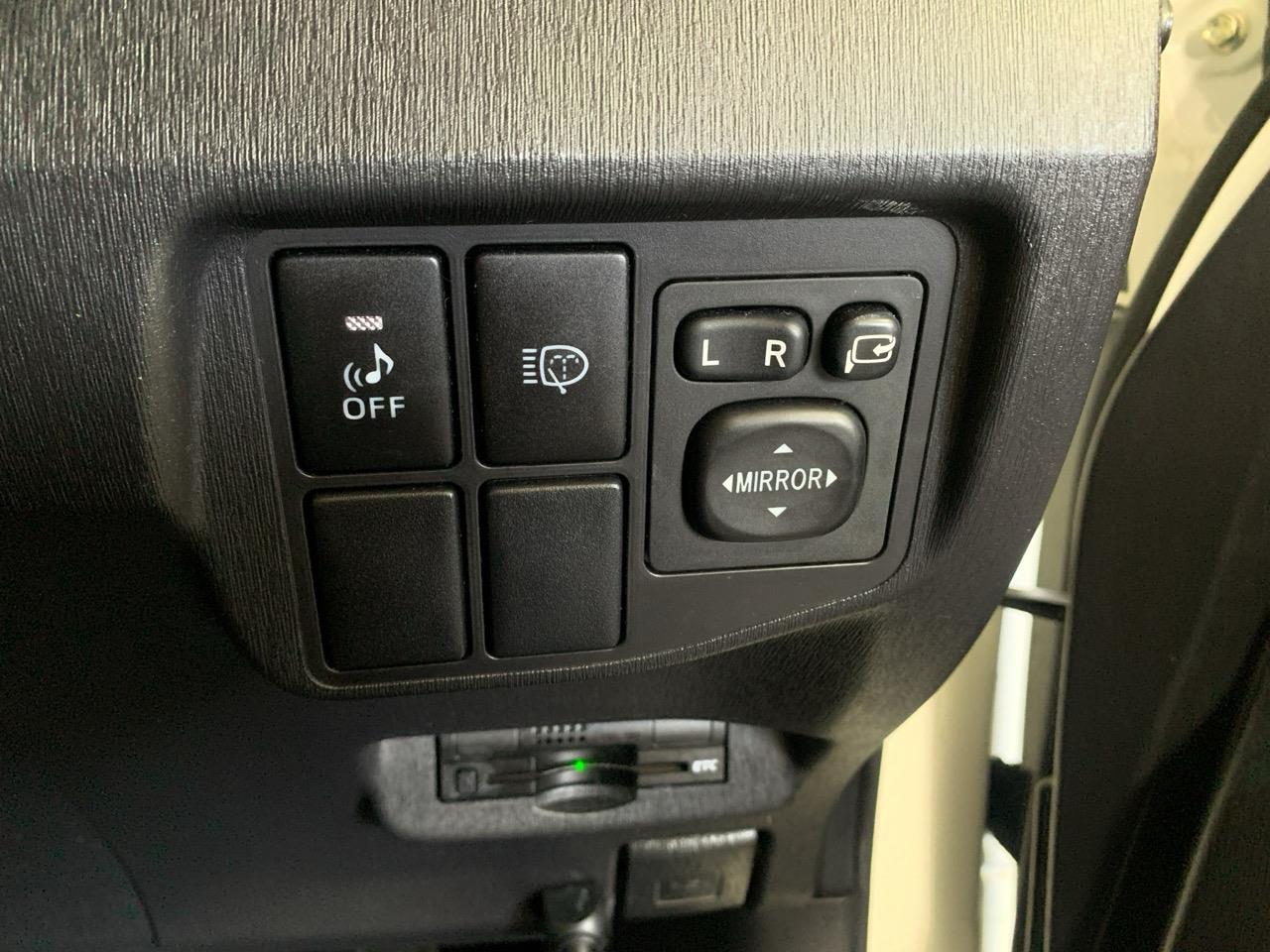 2012 Toyota Prius S Hatchback REVERSING CAMERA + PUSH BUTTON START + AUTO LIGHTS