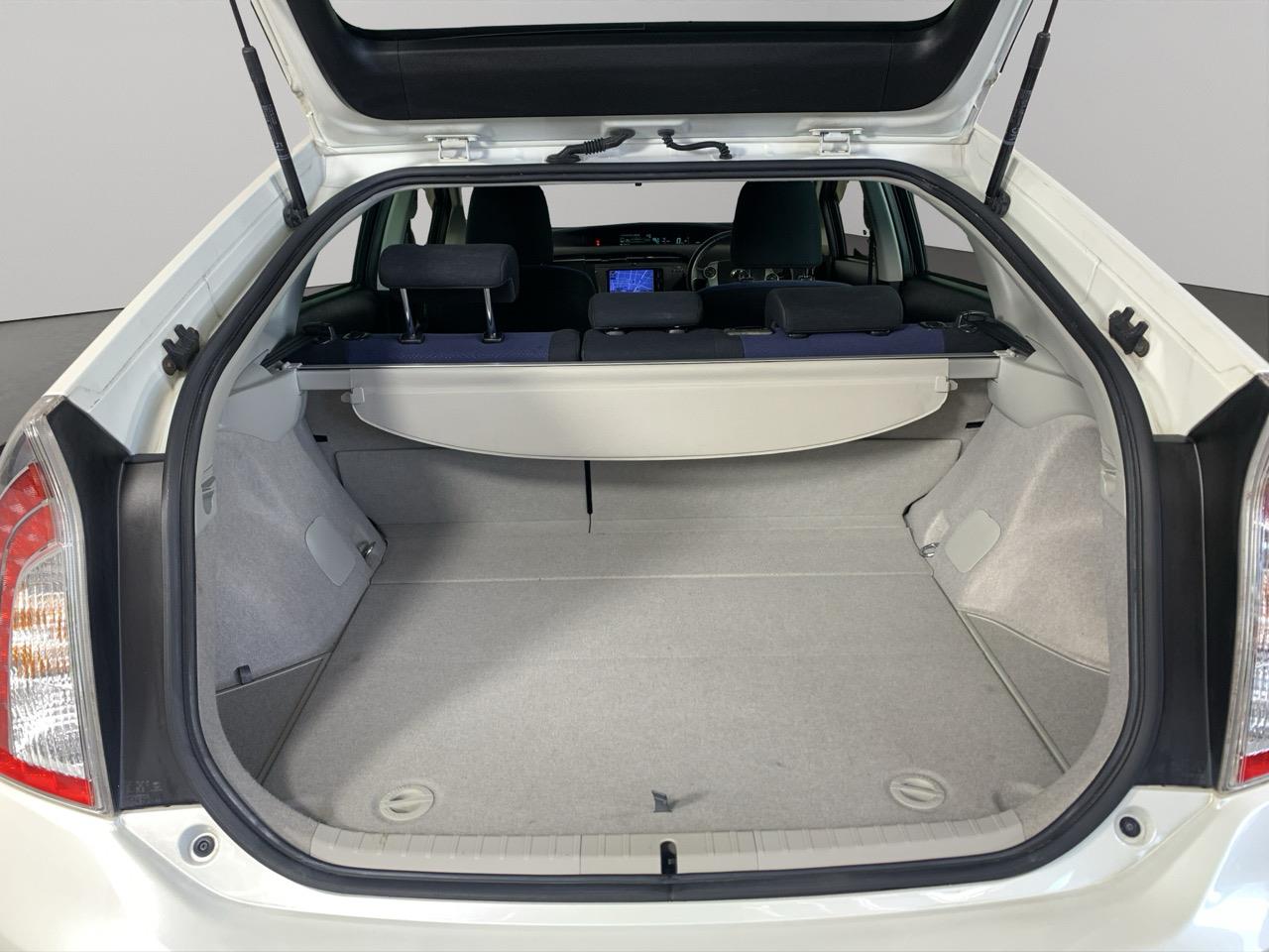 2012 Toyota Prius S Hatchback REVERSING CAMERA + PUSH BUTTON START + AUTO LIGHTS