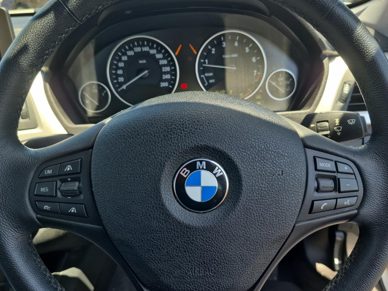 2014 BMW 320i  Sedan SEE US FOR FINANCE! BUY NOW PAY IN 6 MONTHS!*