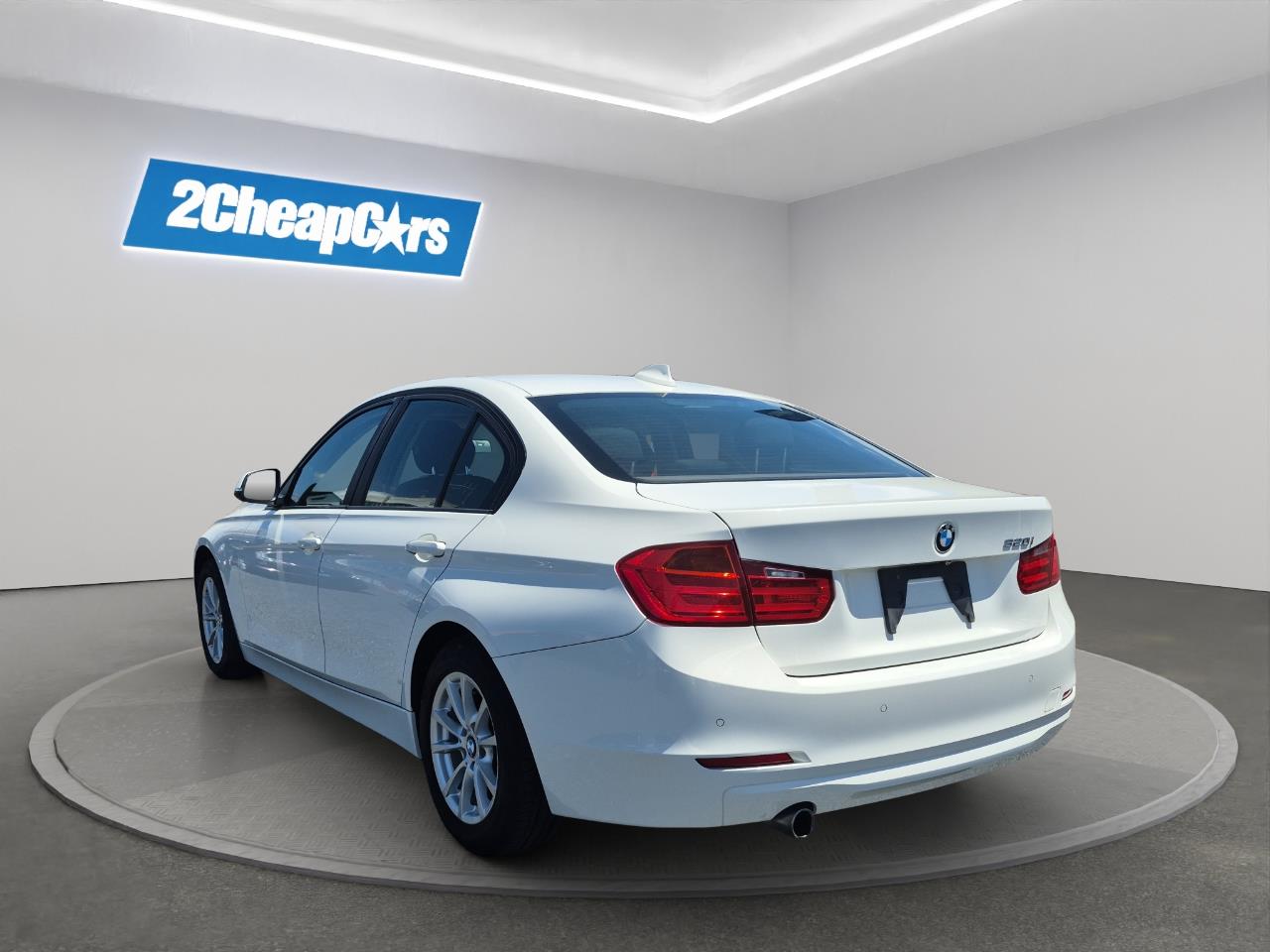 2014 BMW 320i  Sedan SEE US FOR FINANCE! BUY NOW PAY IN 6 MONTHS!*