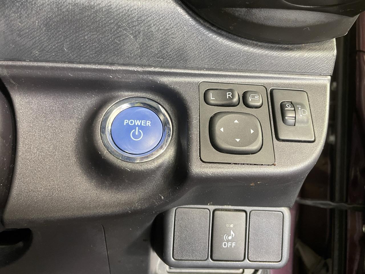 2015 Toyota Aqua Facelift Model S Hatchback REVERSING CAMERA + AUTO LIGHTS + PUSH BUTTON START