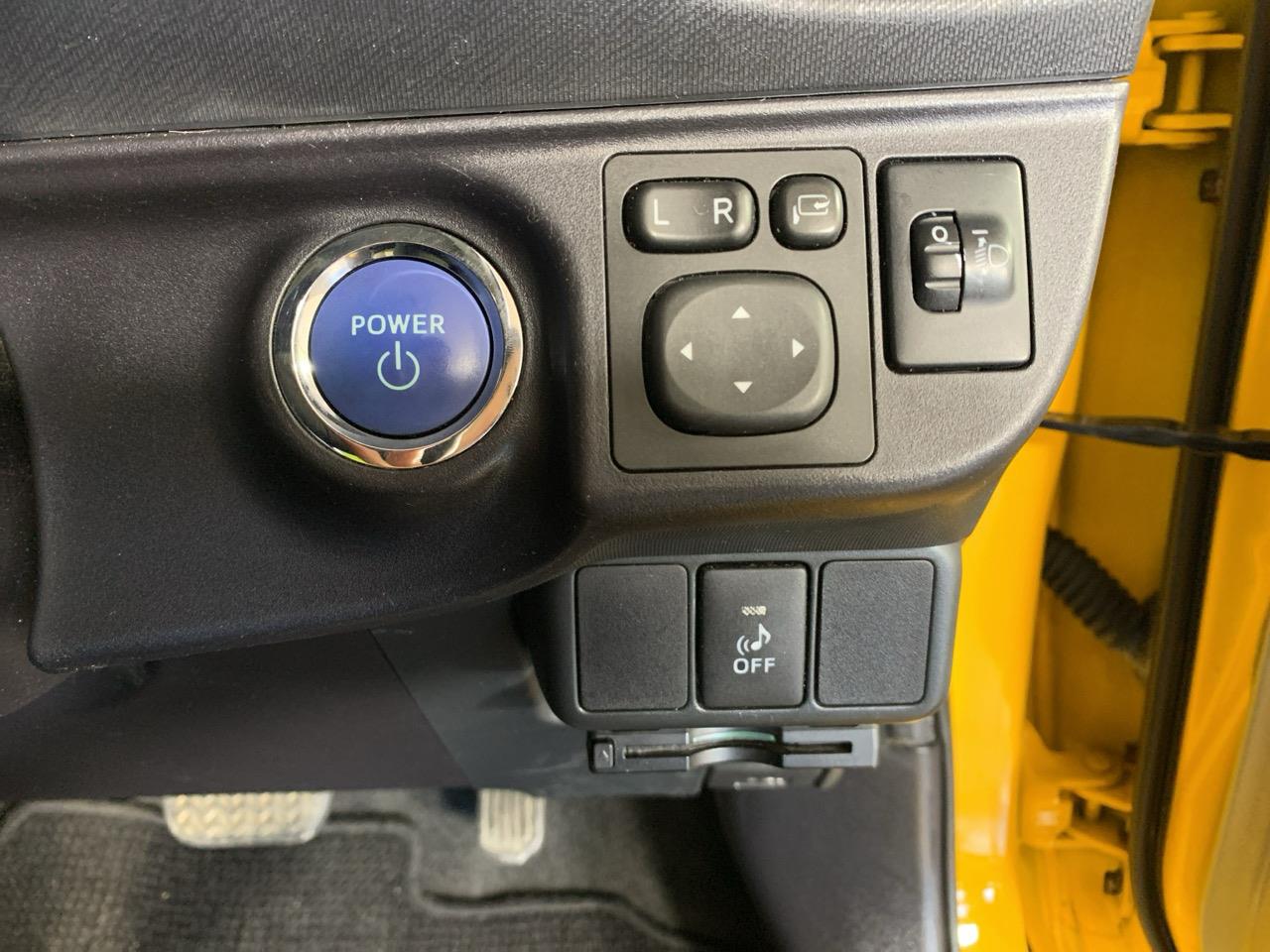 2014 Toyota Aqua S Hatchback REVERSING CAMERA + HEATED SEATS + AUTO LIGHTS