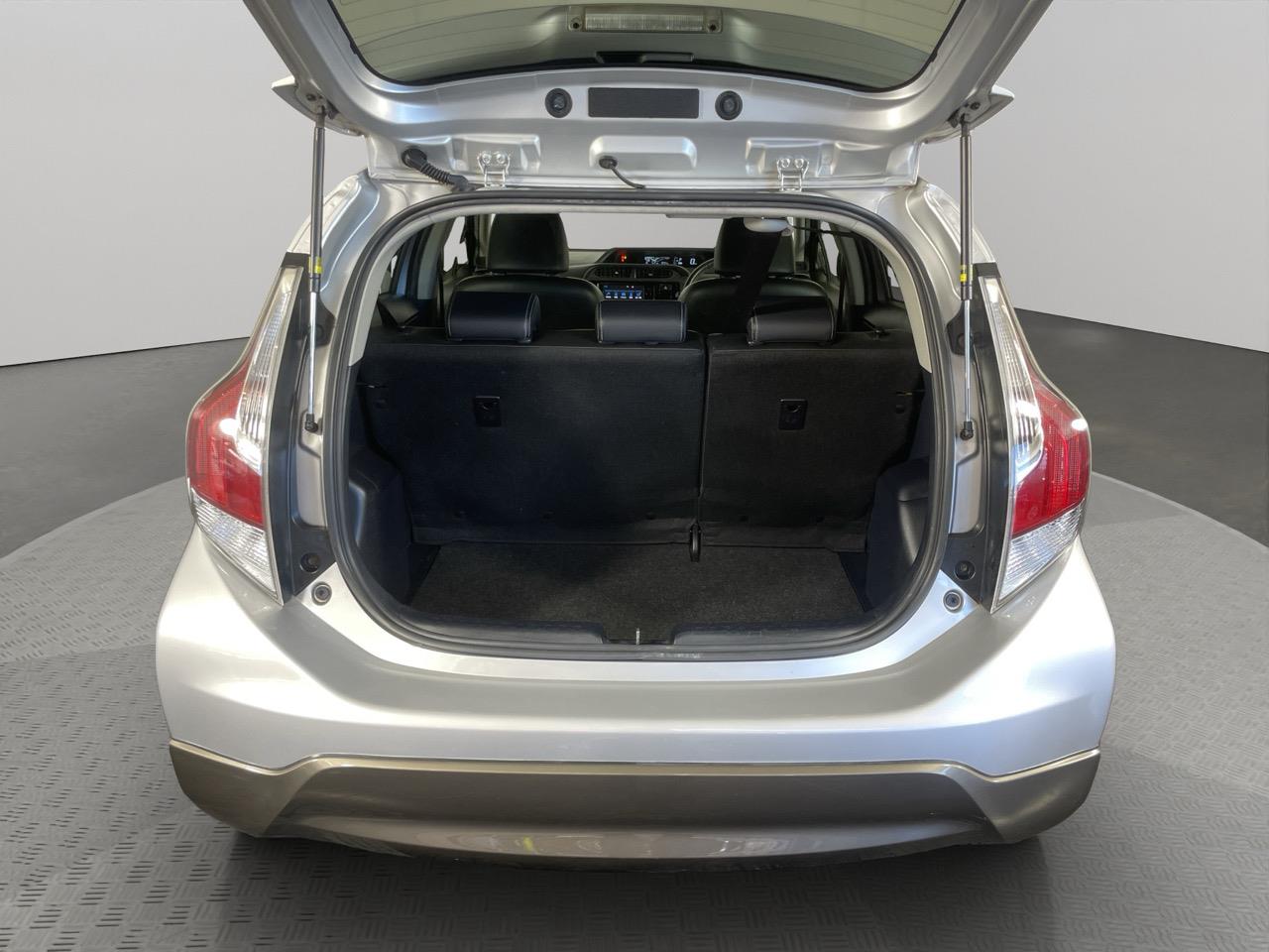 2015 Toyota Aqua X-URBAN Hatchback REVERSING CAMERA + AUTO LIGHTS + PUSH START