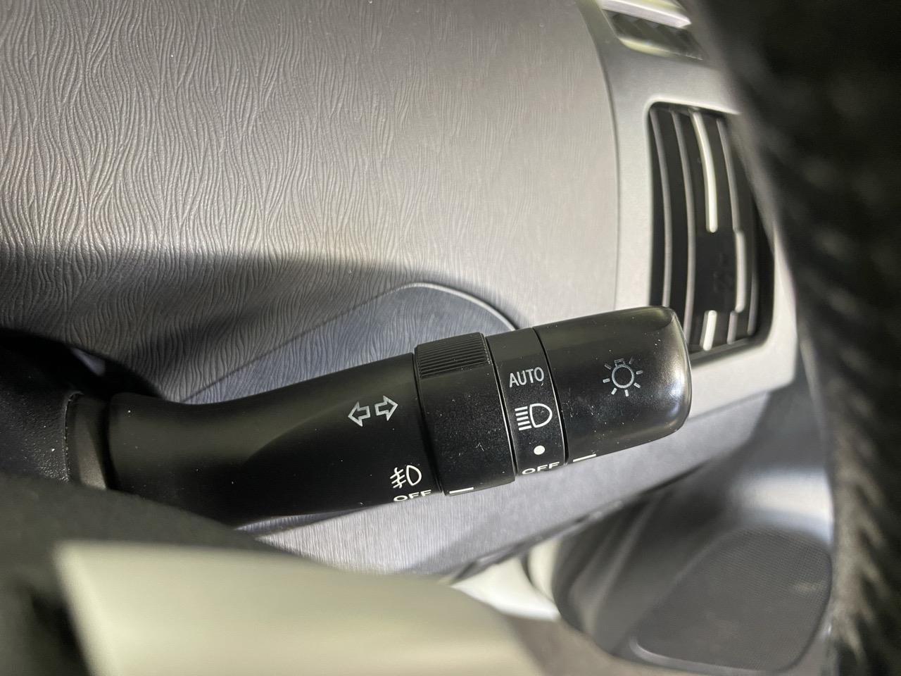 2012 Toyota Prius S Hatchback REVERSING CAMERA + AUTO LIGHTS + PUSH START