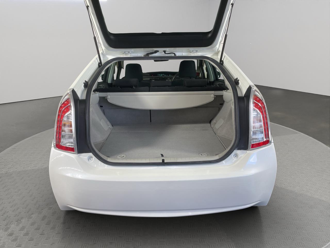 2012 Toyota Prius S Hatchback REVERSING CAMERA + AUTO LIGHTS + PUSH START