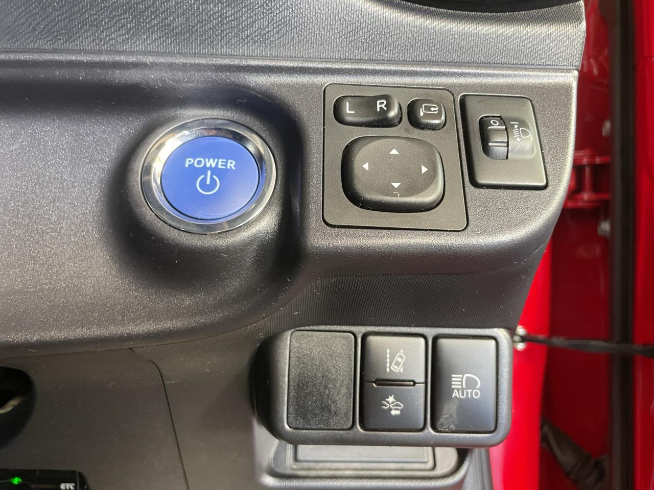 2015 Toyota Aqua X-URBAN Hatchback REVERSING CAMERA + AUTO LIGHTS + PUSH START