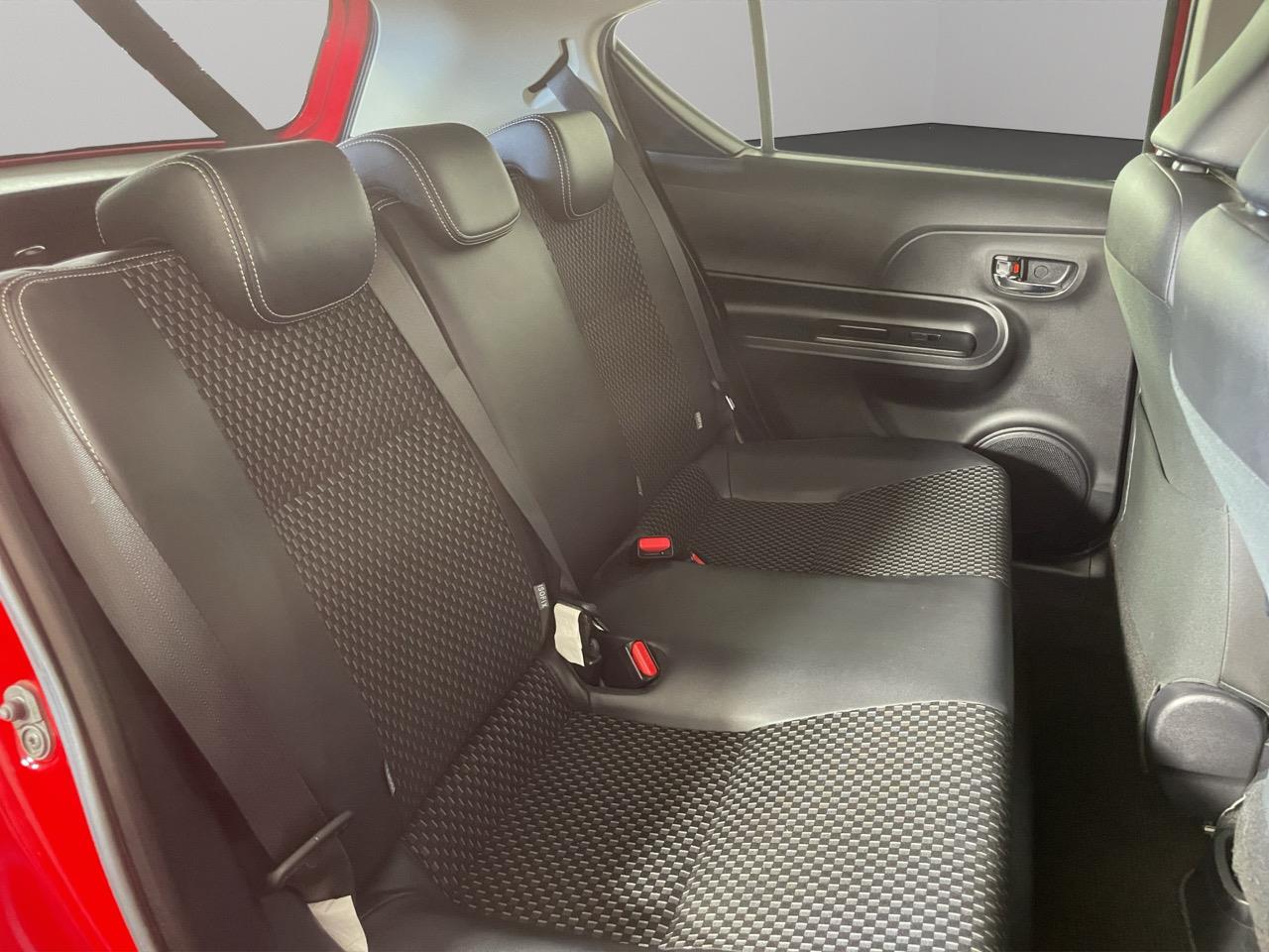 2015 Toyota Aqua X-URBAN Hatchback REVERSING CAMERA + AUTO LIGHTS + PUSH START