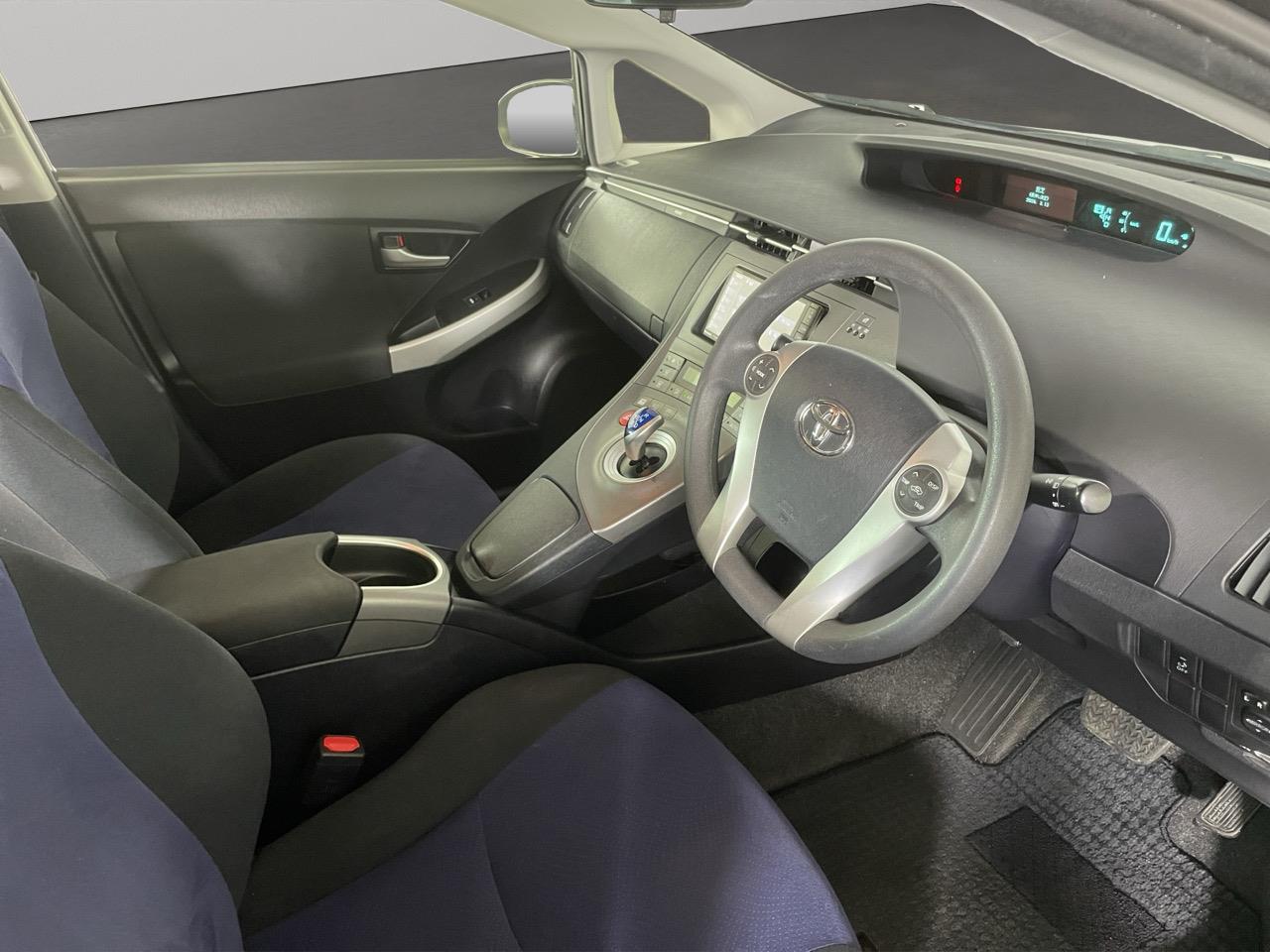 2015 Toyota Prius S Hatchback REVERSING CAMERA + AUTO LIGHTS + PUSH START