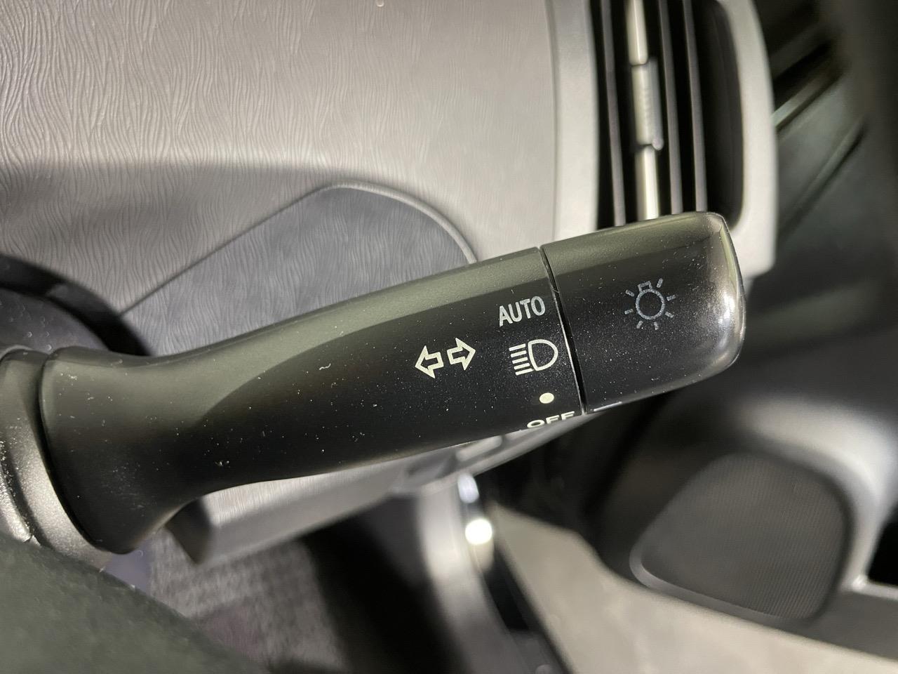 2015 Toyota Prius S Hatchback REVERSING CAMERA + AUTO LIGHTS + PUSH START