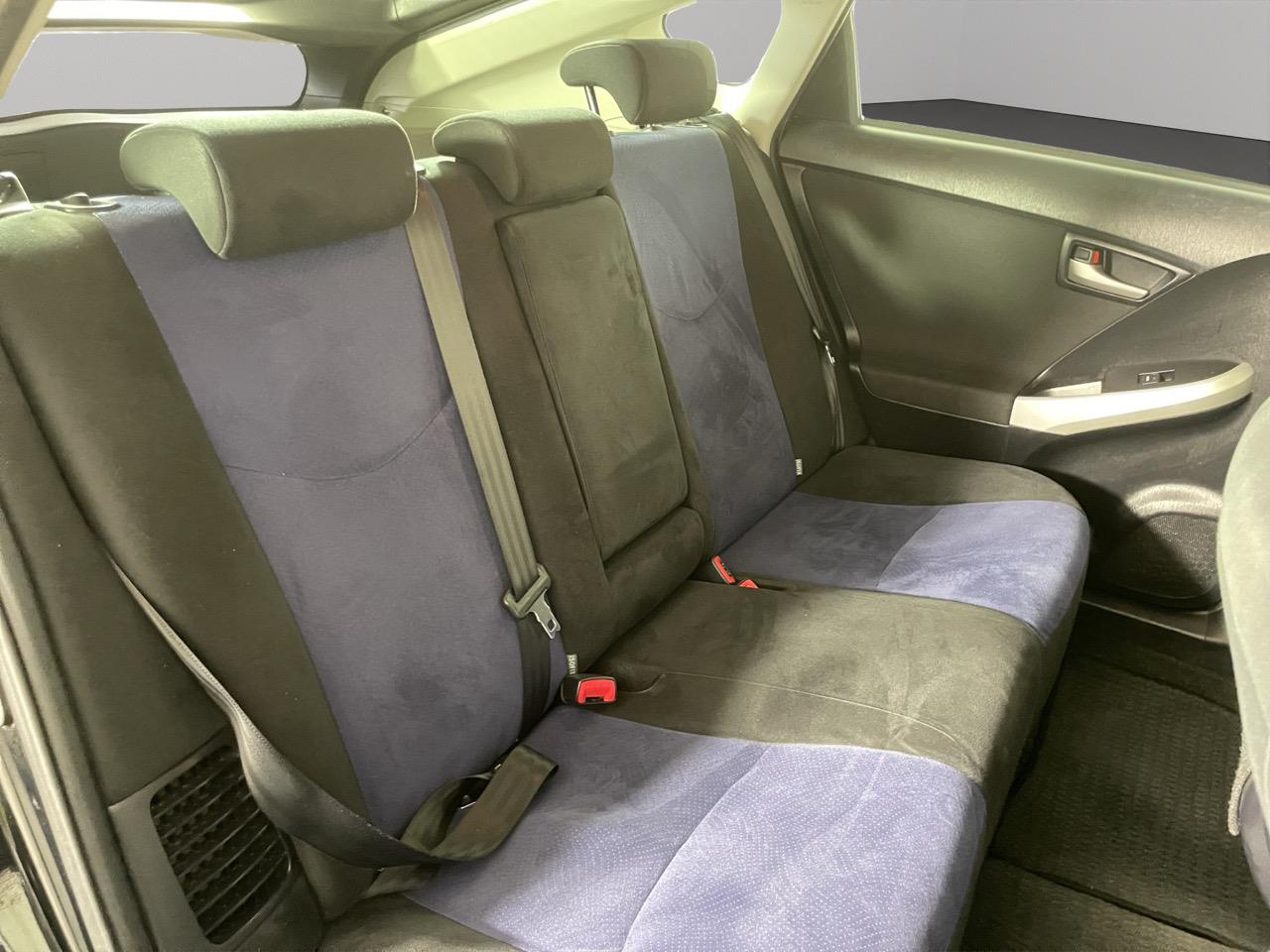 2015 Toyota Prius S Hatchback REVERSING CAMERA + AUTO LIGHTS + PUSH START