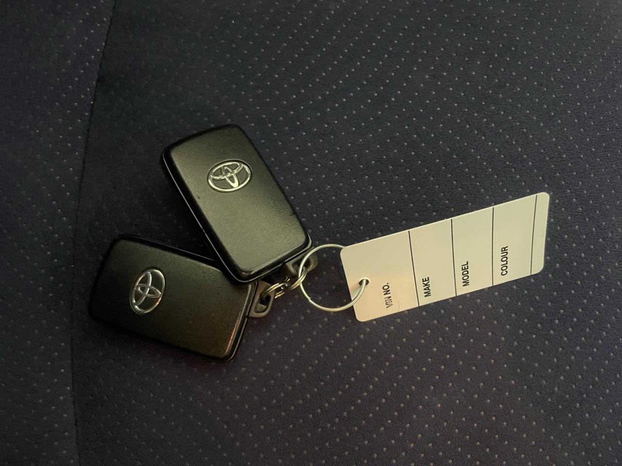 2015 Toyota Prius S Hatchback REVERSING CAMERA + AUTO LIGHTS + PUSH START