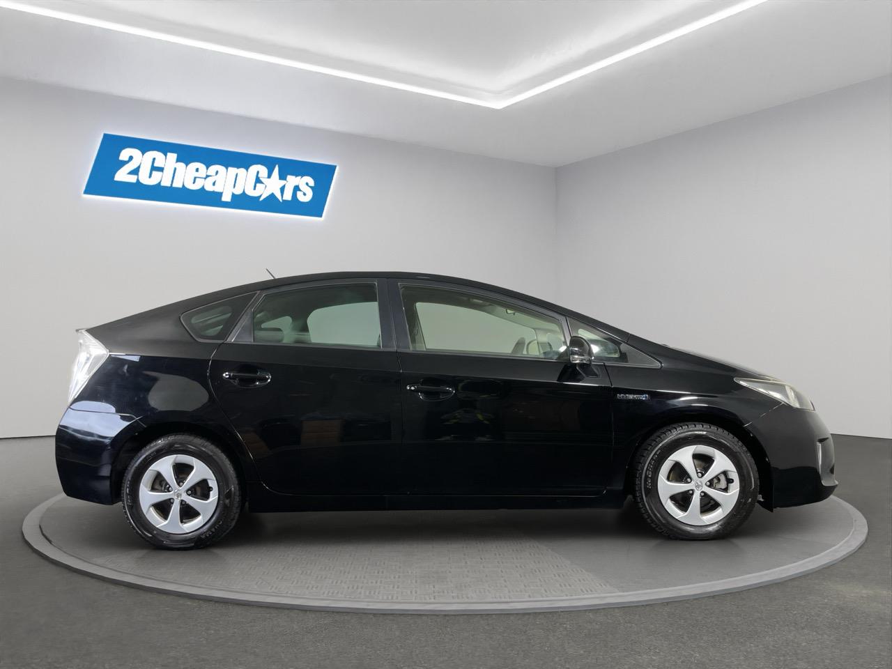 2015 Toyota Prius S Hatchback REVERSING CAMERA + AUTO LIGHTS + PUSH START