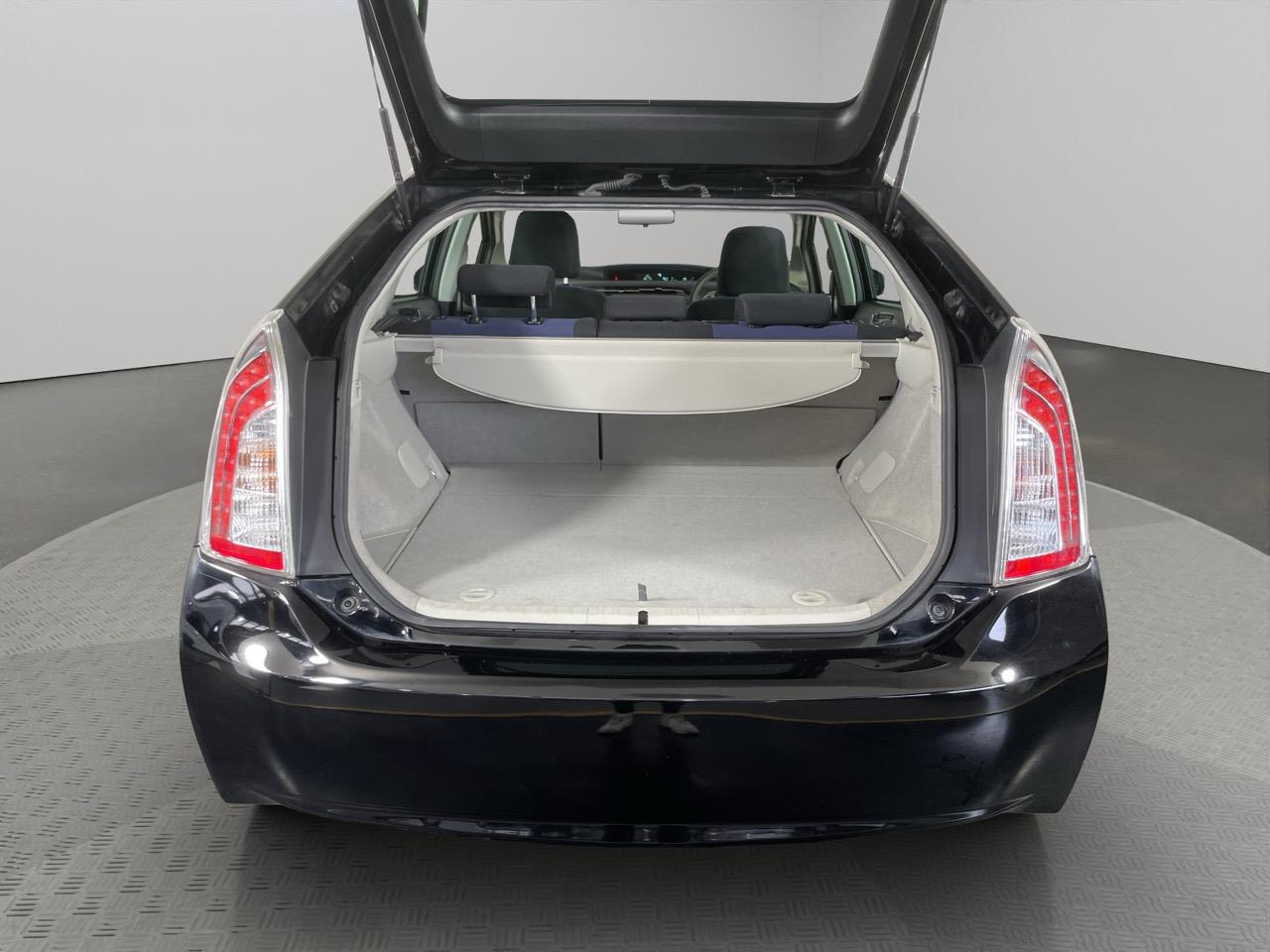 2015 Toyota Prius S Hatchback REVERSING CAMERA + AUTO LIGHTS + PUSH START