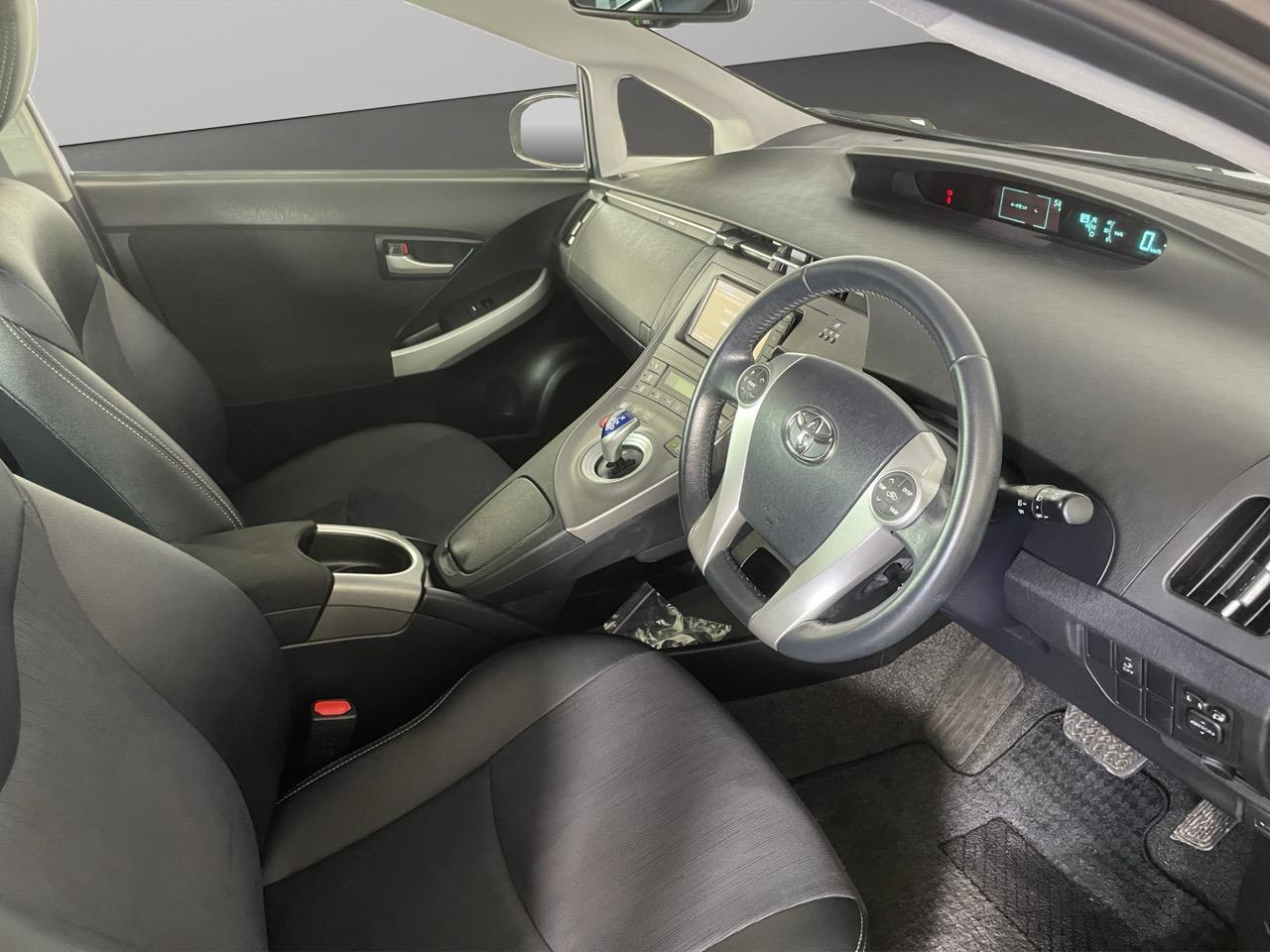 2014 Toyota Prius G Hatchback LOW KMS + REVERSING CAMERA + CRUISE CONTROL