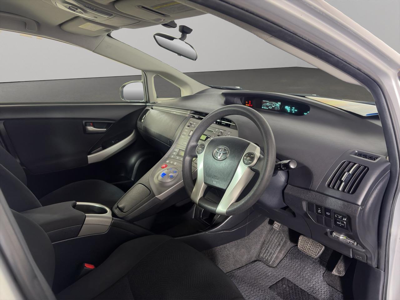 2014 Toyota Prius S touring selection Hatchback PUSH BUTTON START + AUTO LIGHTS + ALLOY WHEELS