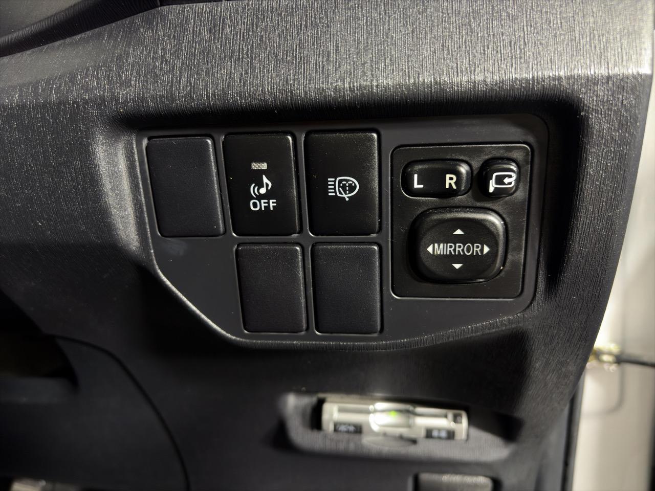 2014 Toyota Prius S touring selection Hatchback PUSH BUTTON START + AUTO LIGHTS + ALLOY WHEELS