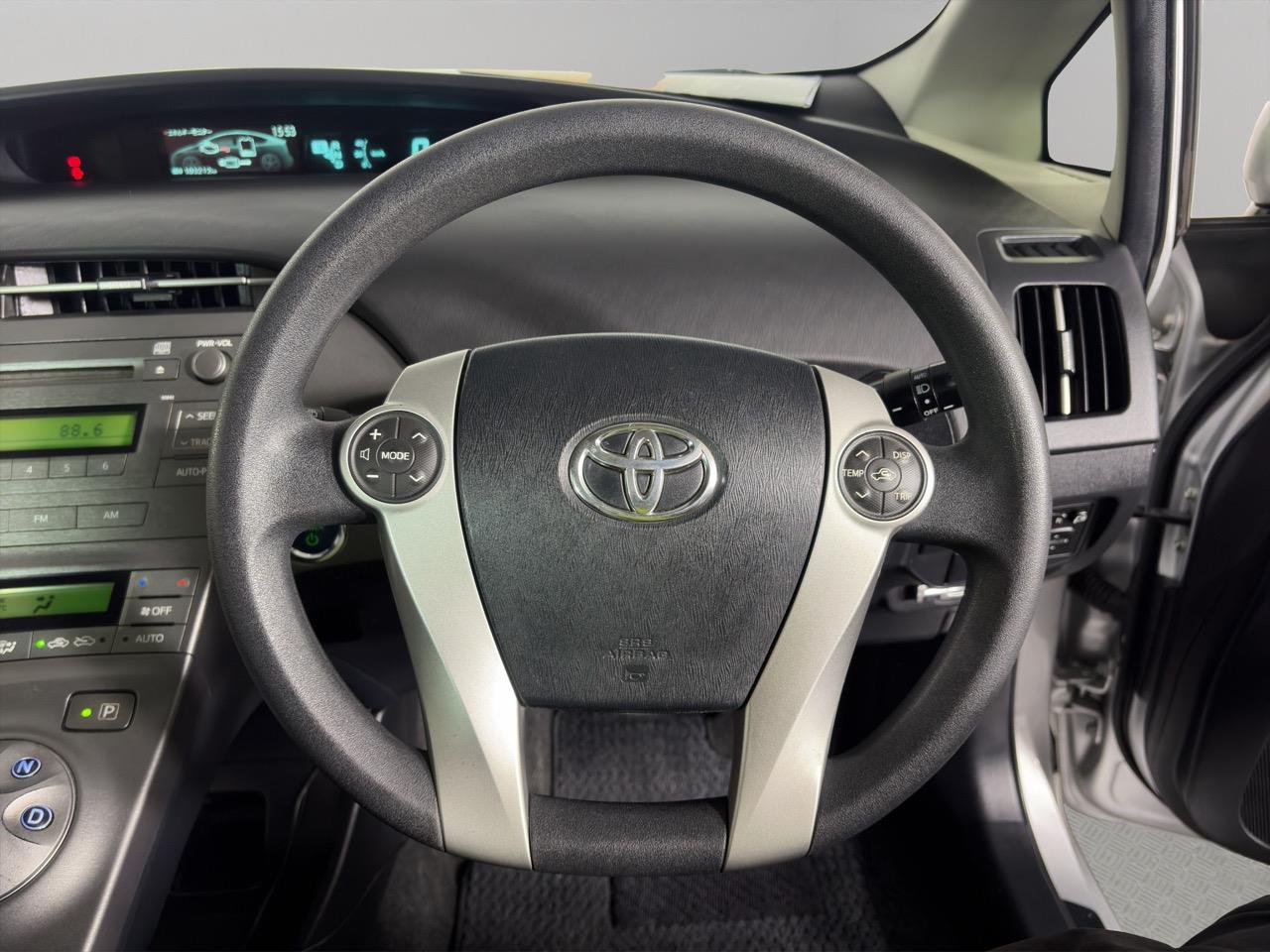 2014 Toyota Prius S touring selection Hatchback PUSH BUTTON START + AUTO LIGHTS + ALLOY WHEELS