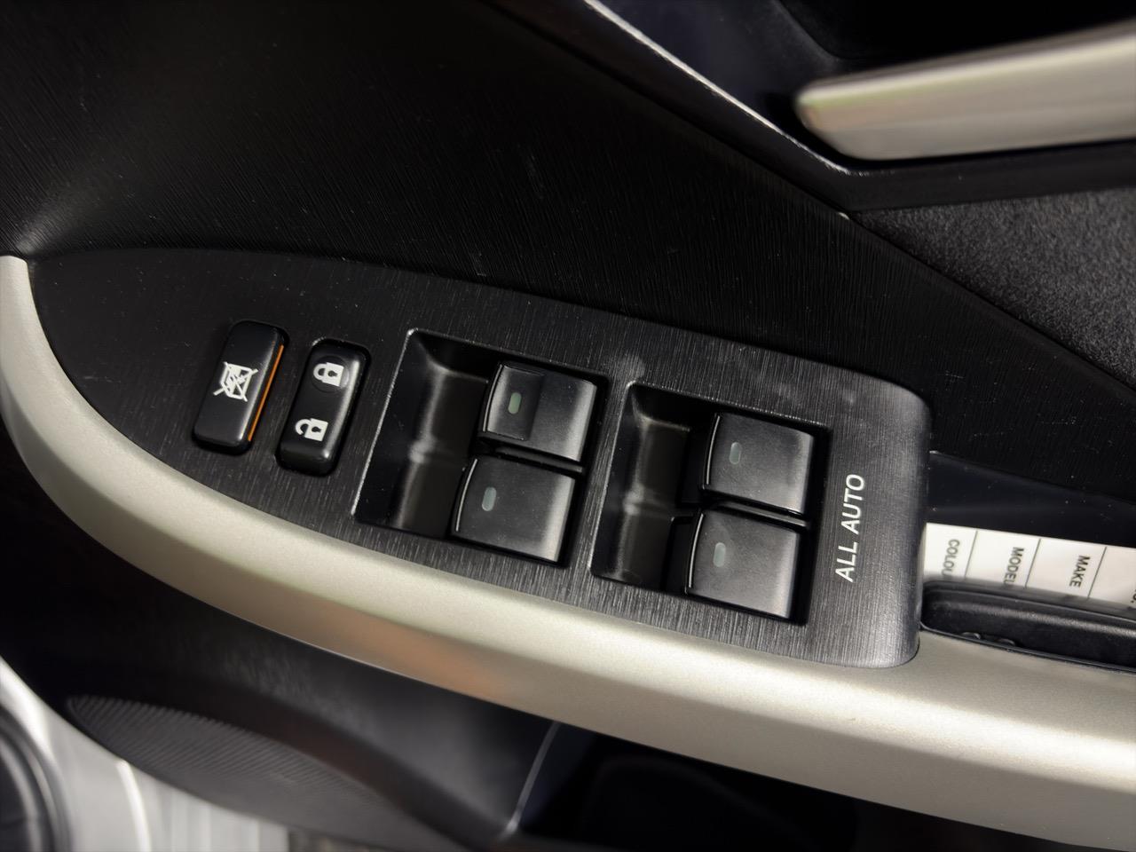 2014 Toyota Prius S touring selection Hatchback PUSH BUTTON START + AUTO LIGHTS + ALLOY WHEELS