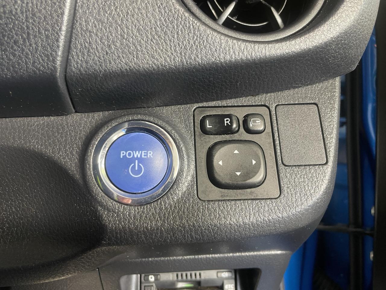 2017 Toyota Vitz YARIS HYBRID Hatchback REVERSING CAMERA + AUTO LIGHTS + PUSH BUTTON START