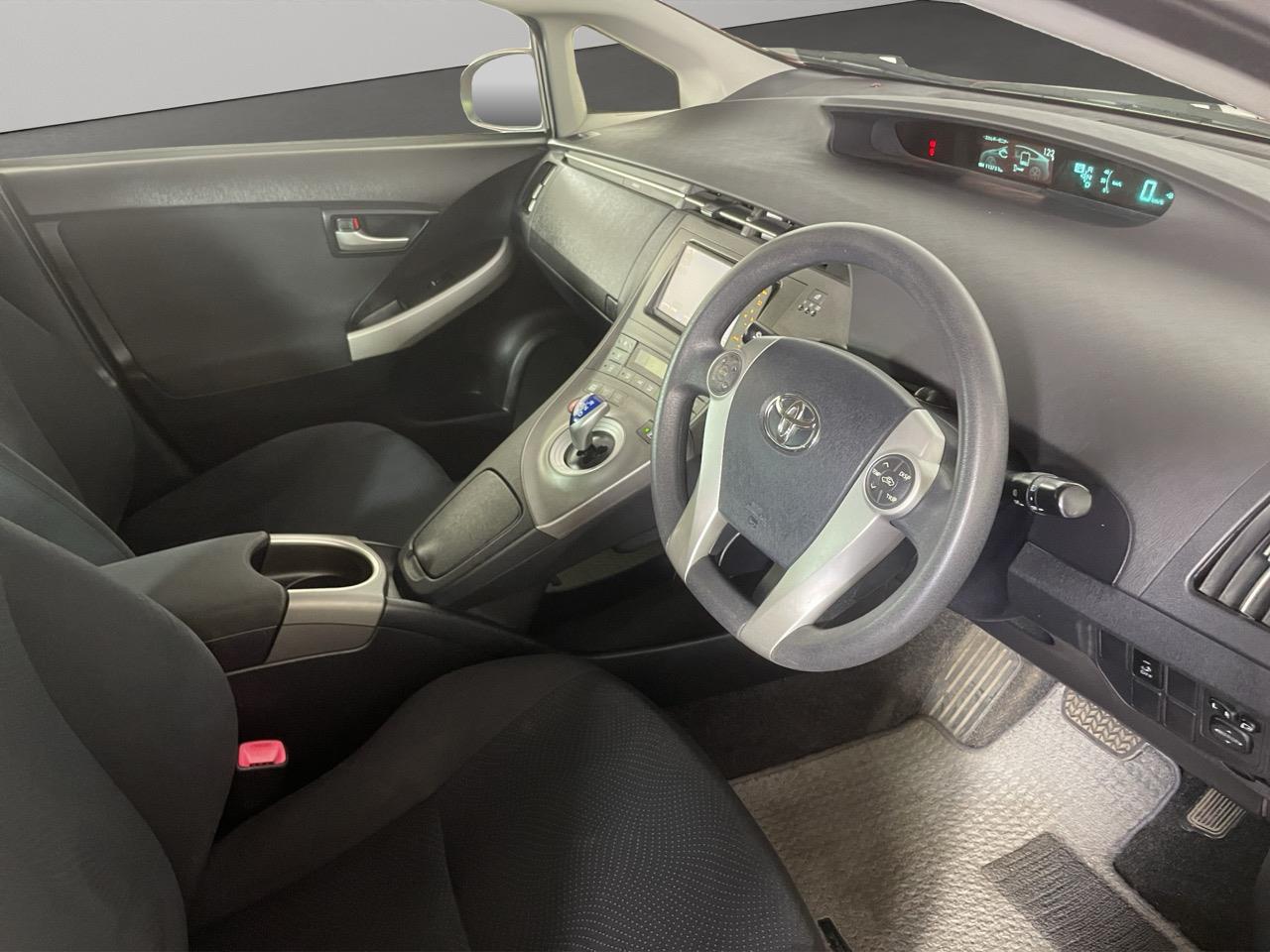 2013 Toyota Prius S Hatchback REVERSING CAMERA + AUTO LIGHTS + PUSH START