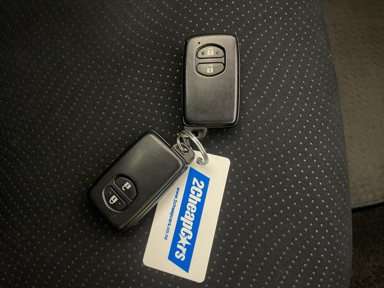 2013 Toyota Prius S Hatchback REVERSING CAMERA + AUTO LIGHTS + PUSH START