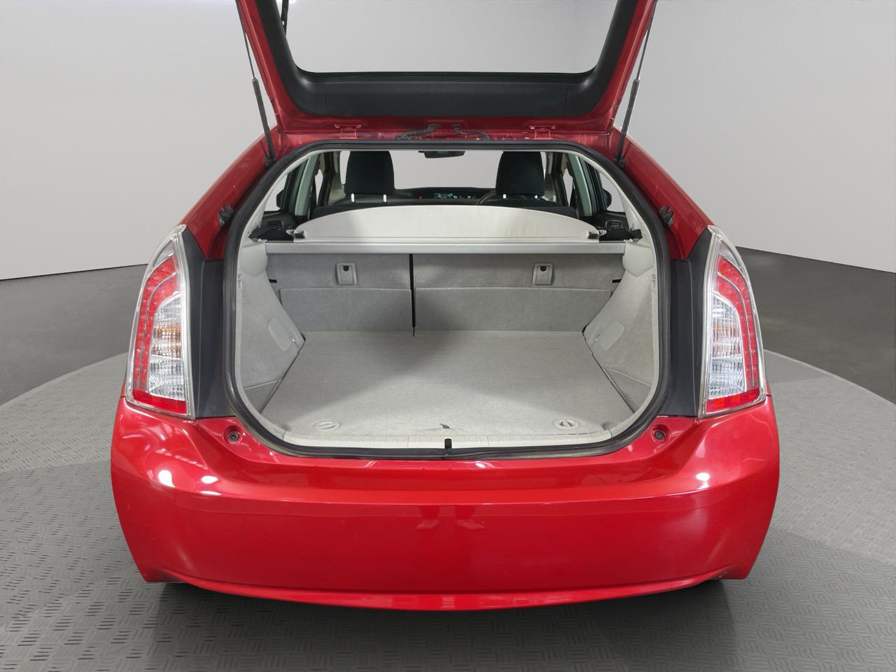 2013 Toyota Prius S Hatchback REVERSING CAMERA + AUTO LIGHTS + PUSH START